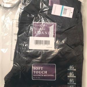 New with Tags Black Gloria Vanderbilt Jeans
